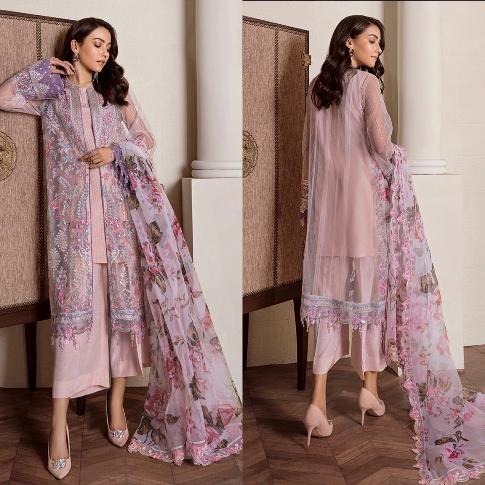 Subtle and soft 4 pcs outfit !